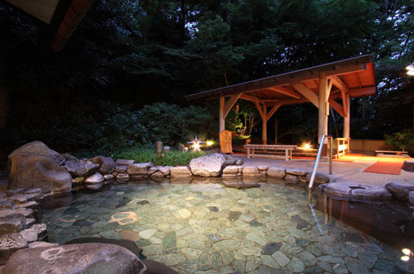 湯本富士屋溫泉旅館 男部岩石露天溫泉大浴池例