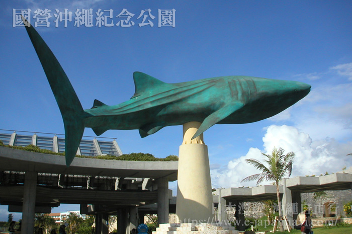 美麗海水族館前的鯨鯊標誌物