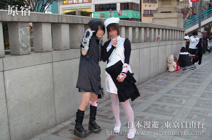 原宿站旁神宮橋邊扮裝蘿莉塔的日本少女