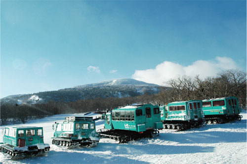 等待出發的雪上車隊