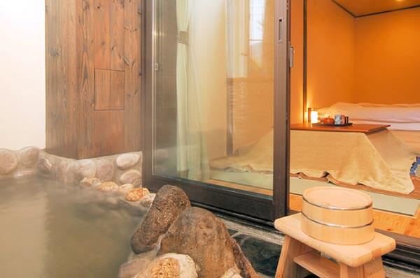 露天溫泉和室雙人間・露天溫泉日式和室內的露天浴池例（1樓）