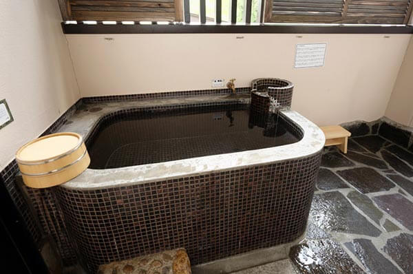 露天溫泉日式和室內的露天浴池例
