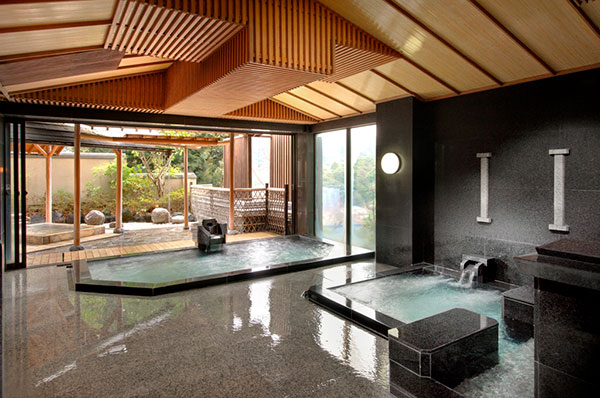 AURA橘溫泉旅館 男部溫泉大浴池例 室内風呂溫泉與露天風呂連通 開放感十足