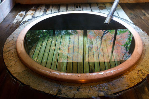 福住樓溫泉旅館 檜木造大圓風呂溫泉浴例。100%的源泉放流。