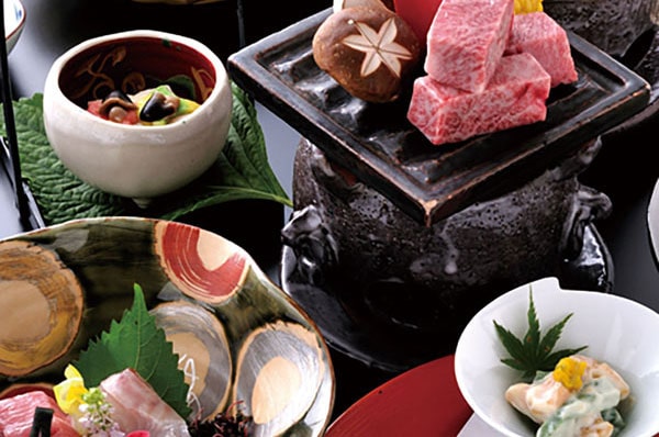 強羅花扇溫泉酒店 飛驒牛肉與時令食材烹製的京會席料理例