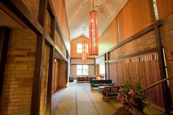 強羅花扇溫泉酒店 千本格子日式格調燈飾裝飾的高大前廳空間