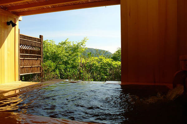 強羅花扇溫泉酒店 源泉放流客房內的露天溫泉浴池例　可眺望箱根群山的壯美景觀