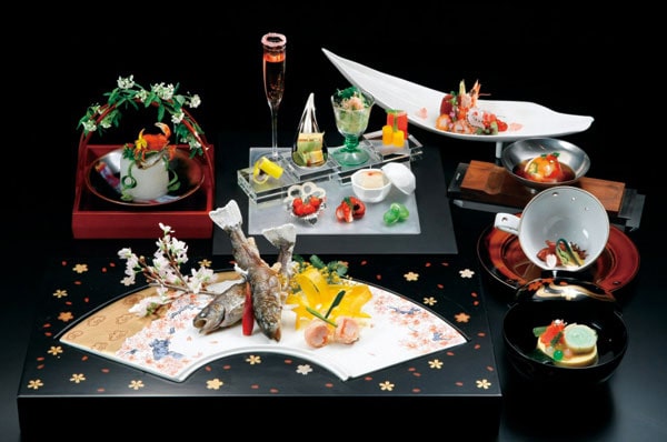初花溫泉酒店 圖片為晩餐標準套餐例 昇級晚餐的內容更豐富