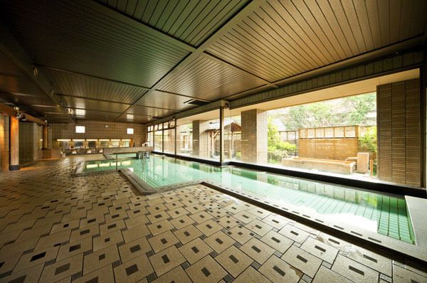 河鹿莊溫泉旅館 2層的大浴池寬18米十分氣派