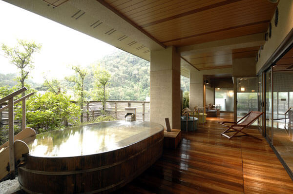 河鹿莊溫泉旅館 具有開放感位於6層的觀景露天溫泉大浴池例