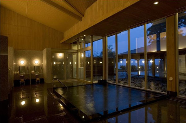 箱根蘆之湖王子大飯店 自家源泉「湖畔之湯」室内溫泉大浴池例