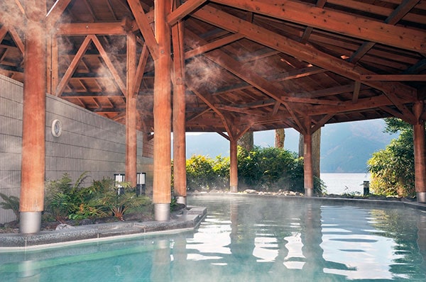 箱根蘆之湖王子大飯店 自家源泉「湖畔之湯」露天溫泉大浴池例