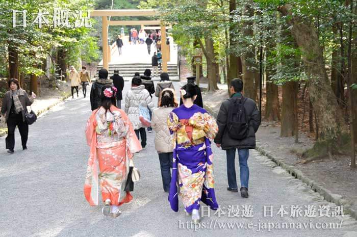 穿日本和服參拜神社的女性