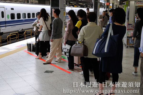 日本車站排隊上新幹線