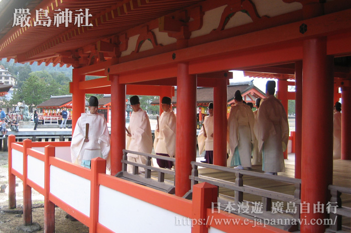 嚴島神社的神職人員在舉行儀式