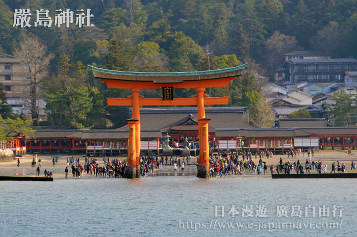 由海上眺望嚴島神社