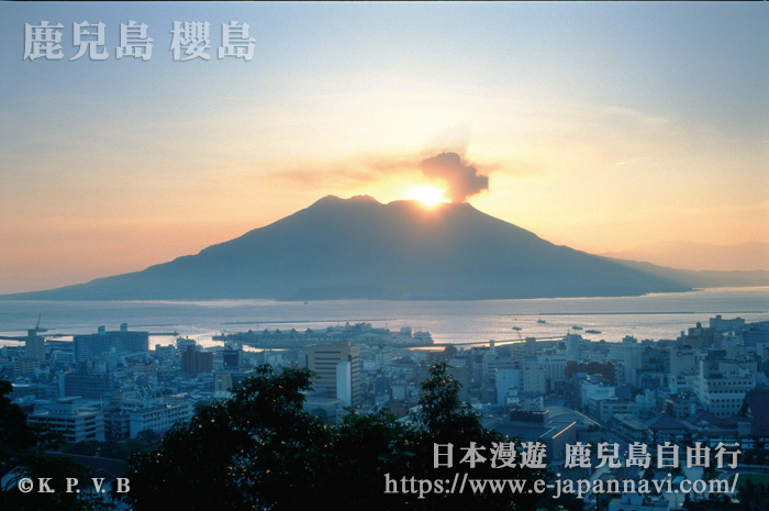 旭日由櫻島火山昇起