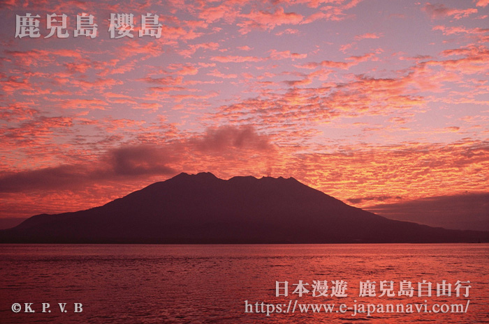 朝霞滿天的櫻島火山