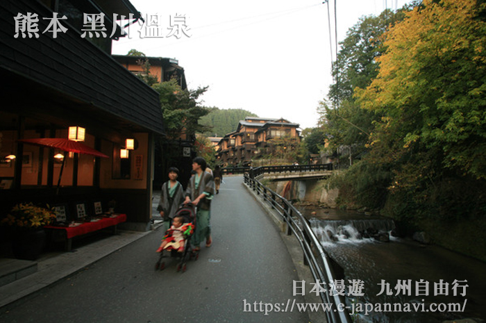 黑川溫泉街散步的遊客