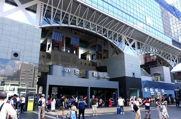 京都站前終日遊客熙熙攘攘