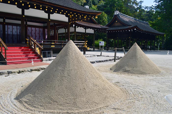 細殿前的「立砂」 陰陽相對