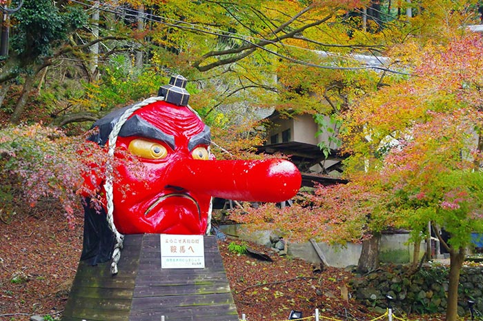 鞍馬寺的象徵「天狗」迎來送往