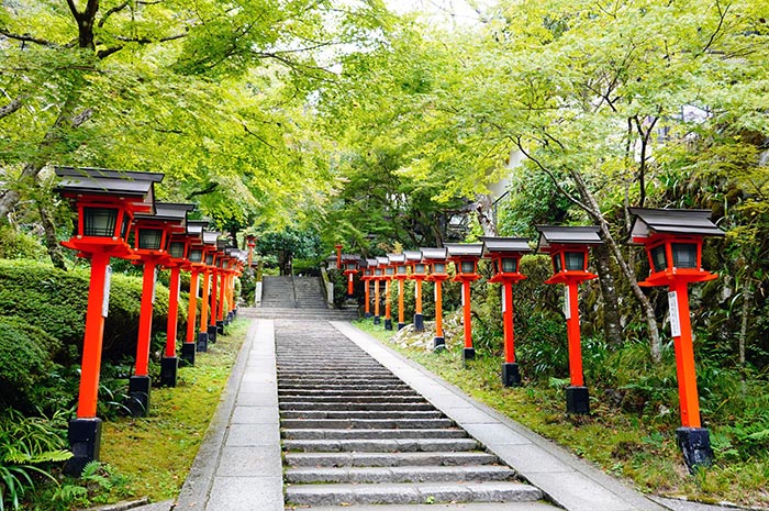 鞍馬寺參道兩邊的紅色灯籠