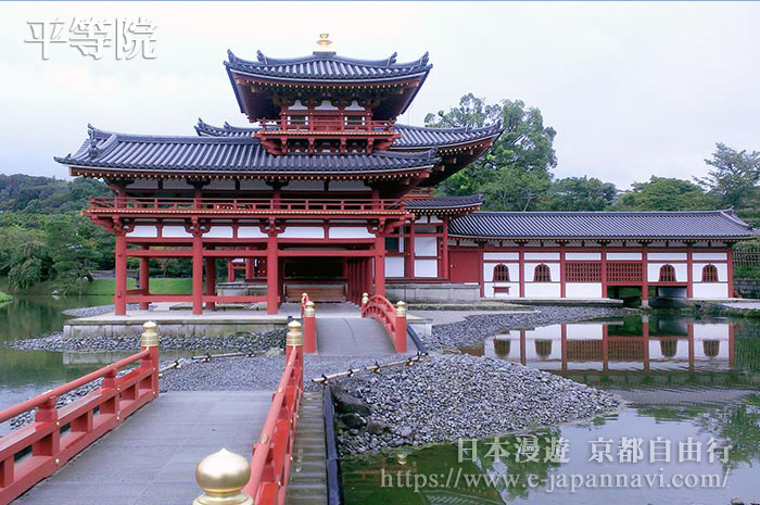 鳳凰堂周圍是可環遊一週的庭園