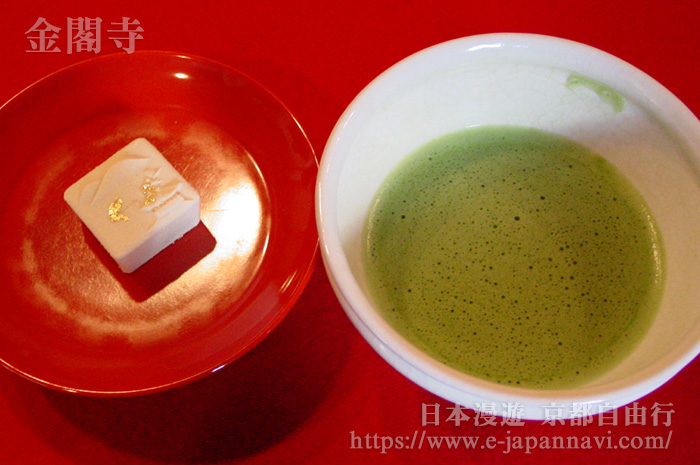 金閣寺茶室的日本抹茶和茶點