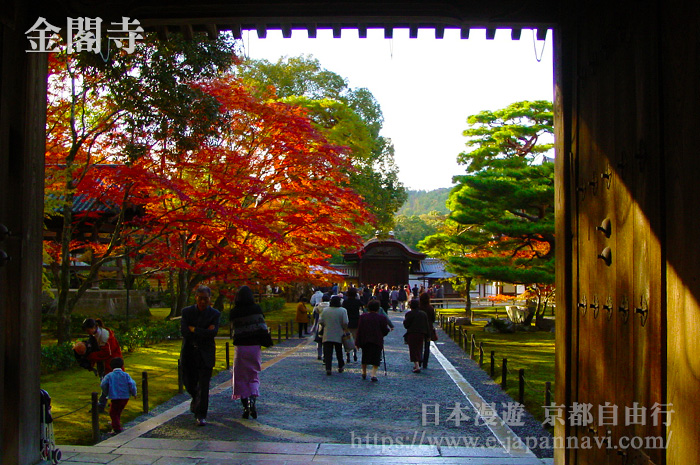 金閣寺総門內的風景