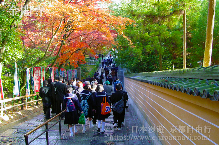 參觀金閣寺的日本修學旅行的學生