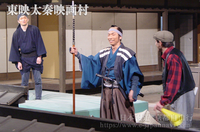 東映太秦電影村為遊客表演拍攝場景的演員和導演
