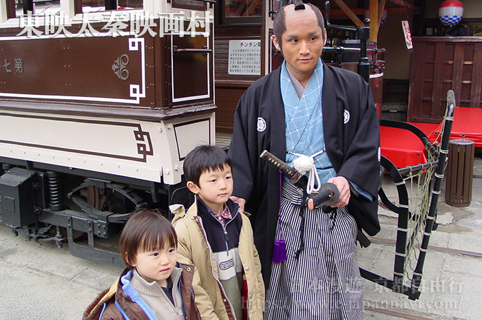 與時代劇武士演員一起拍照