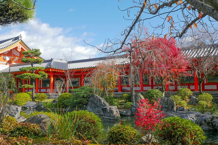 三十三間堂朱紅色的回廊與庭園