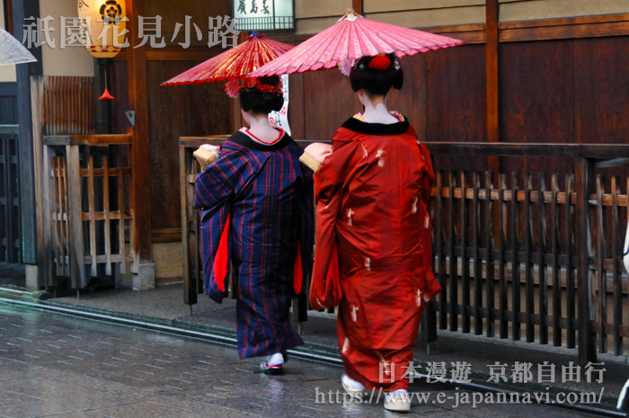 祇園花見小路雨中舞妓