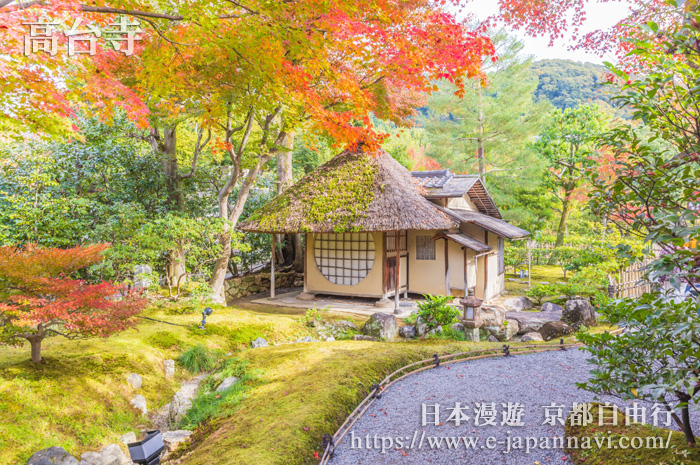 茅草屋頂牆上是圓窗 茶室-遺芳庵