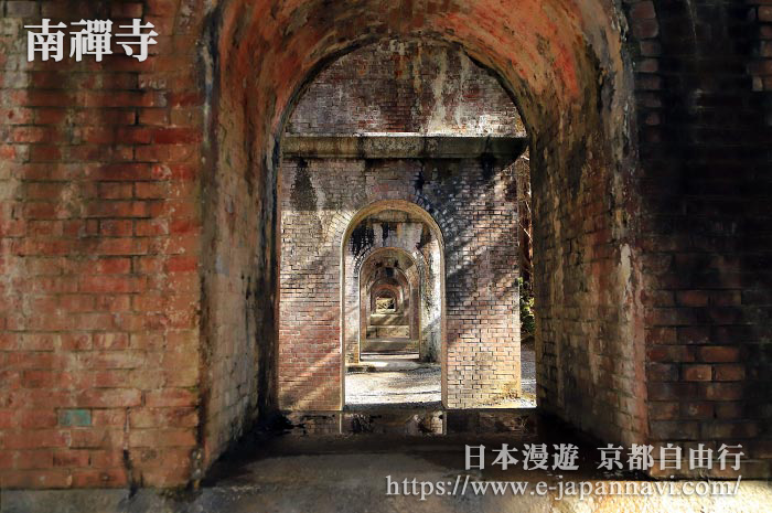 連續的拱形橋洞給人以遐想