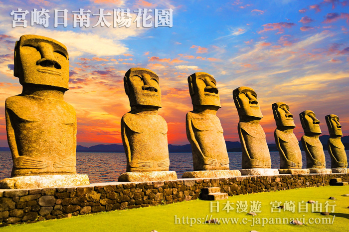 日南太陽花園晚霞中的摩艾石像