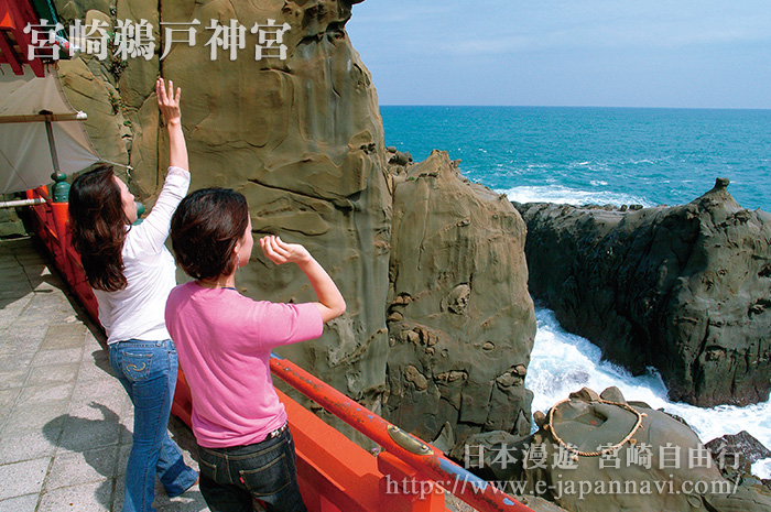 在鵜戸神宮投石開運的遊客