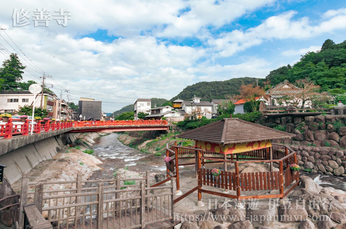 弘法大師用獨鈷杵在桂川的岩石上擊出的的泉眼「獨鈷湯」