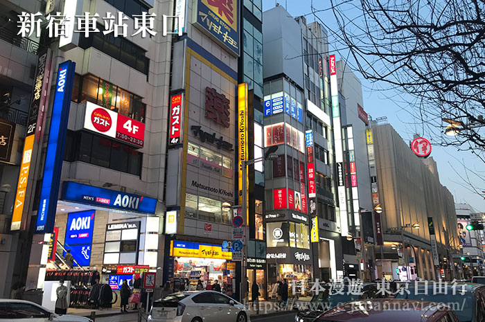 新宿東口大街繁華的街道