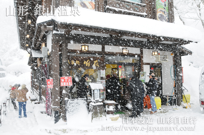 大雪飛舞中的銀山溫泉店鋪