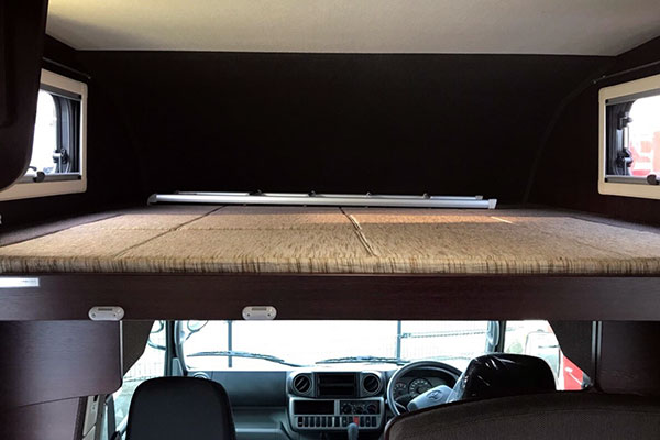 豐田露營車駕駛席上方的雙層床舖