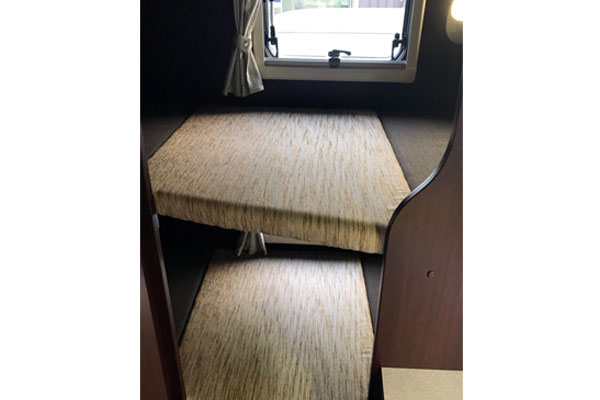 豐田露營車露營車後部的雙層床舖